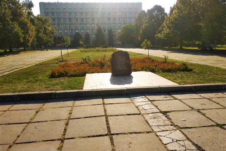В местных парках и скверах регулярно подметают дорожки и опустошают урны (фото)