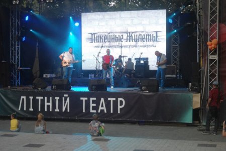 В Летнем театре «Пикейные жилеты» соревнуются, кто лучше играет рок (фото) 