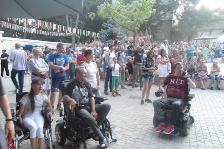 В Летнем театре «Пикейные жилеты» соревнуются, кто лучше играет рок (фото) 