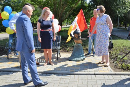 Подарок городу: в парке Победы появилась скульптура польского мультяшного героя Пик Пока (фото)
