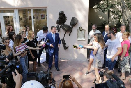 В День города в Одессе открыли бронзовый барельеф с образом известного литературного персонажа (фото) 