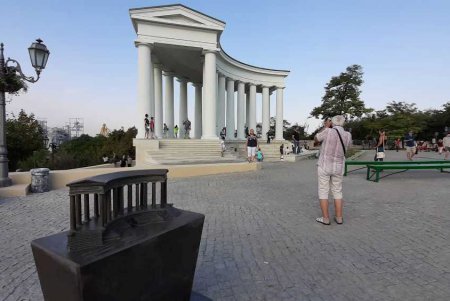 Возле Воронцовской колоннады установили ее мини-копию для слабовидящих (фото)