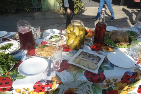 Семь-сорок и курочка на столе: как во дворике на Молдаванке праздновали чисто одесскую свадьбу (фото)