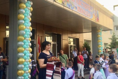 В крупнейшей школе на Большом Фонтане прозвенел первый звонок (фото)