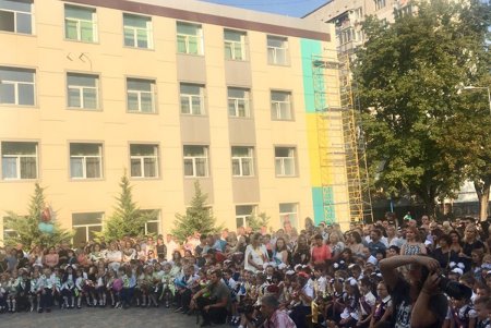 В крупнейшей школе на Большом Фонтане прозвенел первый звонок (фото)
