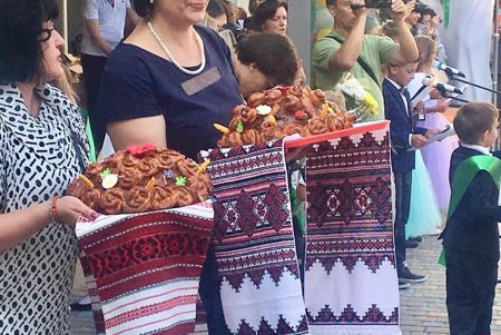 В крупнейшей школе на Большом Фонтане прозвенел первый звонок (фото)