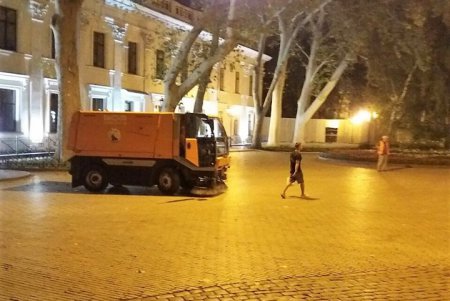 В День города более 400 коммунальщиков наводили порядок на улицах и в парках (фото)