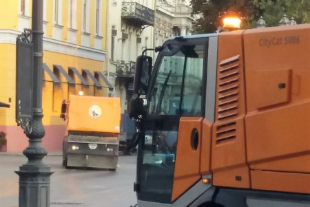 В День города более 400 коммунальщиков наводили порядок на улицах и в парках (фото)
