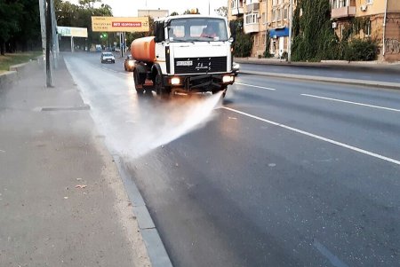 В День города более 400 коммунальщиков наводили порядок на улицах и в парках (фото)