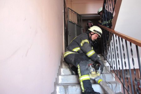 В Приморском районе горела квартира в десятиэтажном доме: хозяйку в бессознательном состоянии передали медикам (фото) 
