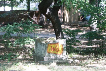 В парке Шевченко демонтировали старую детскую площадку и готовятся установить новую (фото, видеокомментарий)
