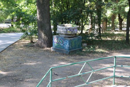 В парке Шевченко демонтировали старую детскую площадку и готовятся установить новую (фото, видеокомментарий)