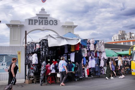 Реконструкция одесского «Привоза»: неприглядные лавочки уже сменили торговые павильоны (фоторепортаж)