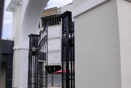 Реконструкция одесского «Привоза»: неприглядные лавочки уже сменили торговые павильоны (фоторепортаж)