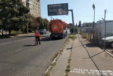 Коммунальщики восстановили плитку на парапете площади 10-го Апреля и Швейцарской лестнице (фото)