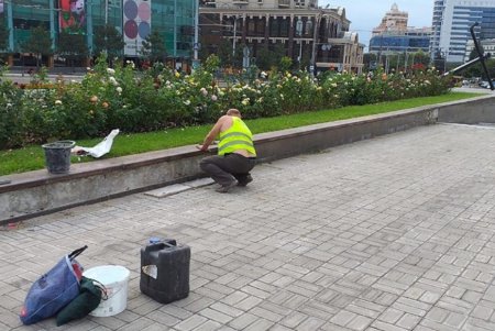 Коммунальщики восстановили плитку на парапете площади 10-го Апреля и Швейцарской лестнице (фото)