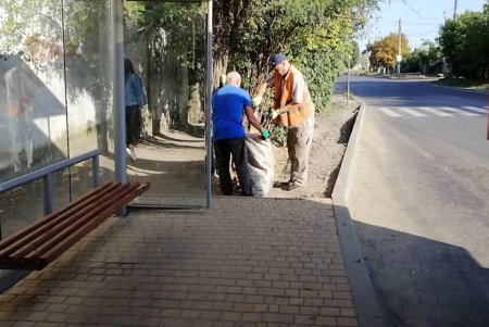 Коммунальщики восстановили плитку на парапете площади 10-го Апреля и Швейцарской лестнице (фото)