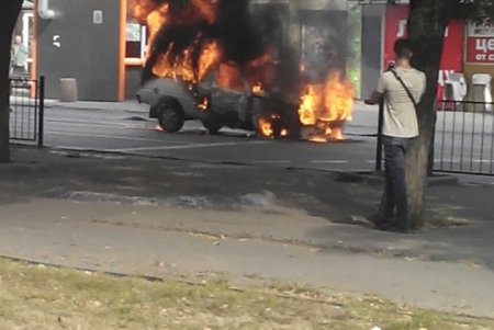 На поселке Котовского посреди дороги сгорел автомобиль (видео)