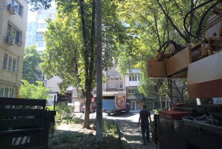 Коммунальщики заменили аварийные опоры наружного освещения (фото)