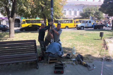Коммунальщики заменили аварийные опоры наружного освещения (фото)