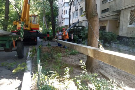 Коммунальщики заменили аварийные опоры наружного освещения (фото)