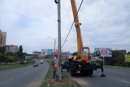 Коммунальщики заменили аварийные опоры наружного освещения (фото)