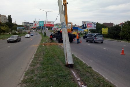 Коммунальщики заменили аварийные опоры наружного освещения (фото)