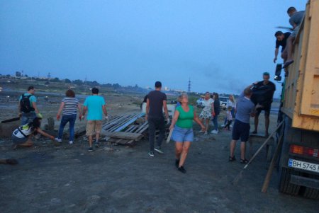 Побережье Куяльницкого лимана очистили от стихийной свалки (фото)
