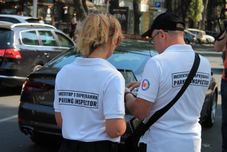Возле «Книжки» парковочные инспекторы составляли админпротоколы на нарушителей (фото)