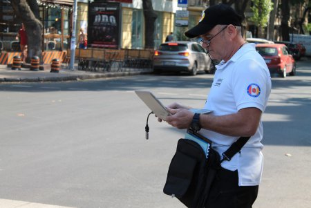 Возле «Книжки» парковочные инспекторы составляли админпротоколы на нарушителей (фото)