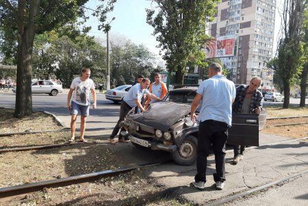 На Затонского водитель легковушки не уступил дорогу трамваю (фото)