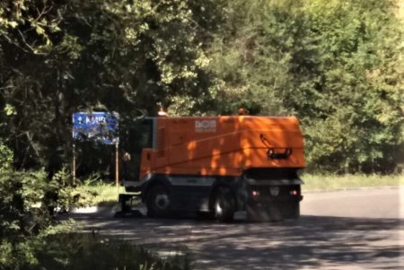 Коммунальщики приводят в порядок въезды в город (фото)