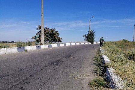 Коммунальщики приводят в порядок въезды в город (фото)