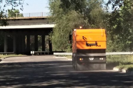 Коммунальщики приводят в порядок въезды в город (фото)