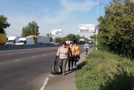Коммунальщики приводят в порядок въезды в город (фото)