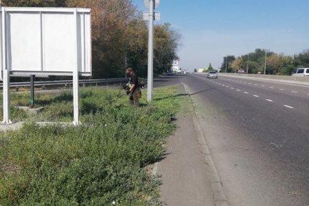Коммунальщики приводят в порядок въезды в город (фото)
