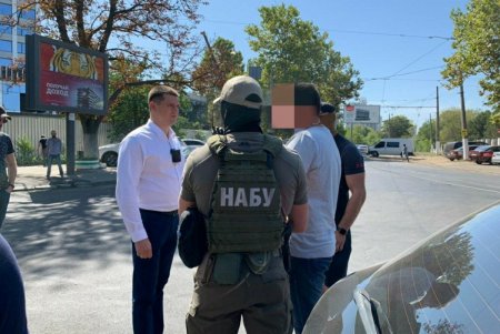 Крупная взятка: на Французском бульваре сотрудники НАБУ задержали чиновника из Николаевской области (фото)