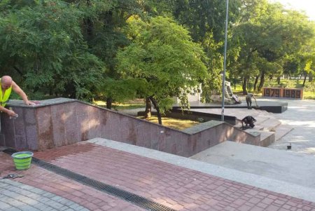 В парке Шевченко обновили плитку на парапете фонтана «Ваза малая» (фото)