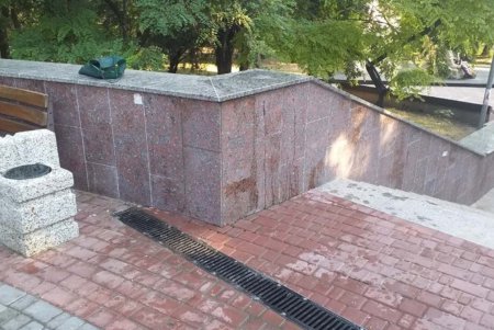 В парке Шевченко обновили плитку на парапете фонтана «Ваза малая» (фото)
