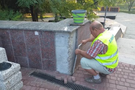 В парке Шевченко обновили плитку на парапете фонтана «Ваза малая» (фото)