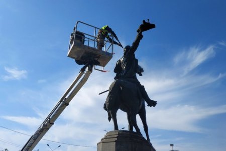 В парке Шевченко обновили плитку на парапете фонтана «Ваза малая» (фото)