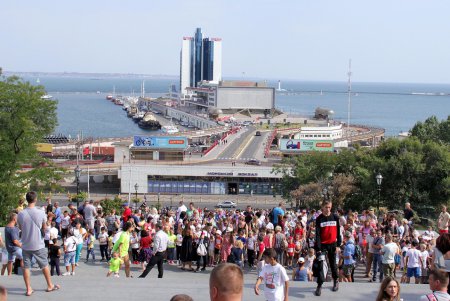 Вверх по Потемкинской лестнице: в центре Одессы устроили массовый забег (фоторепортаж)