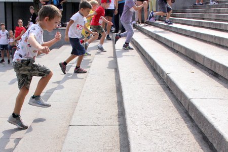 Вверх по Потемкинской лестнице: в центре Одессы устроили массовый забег (фоторепортаж)
