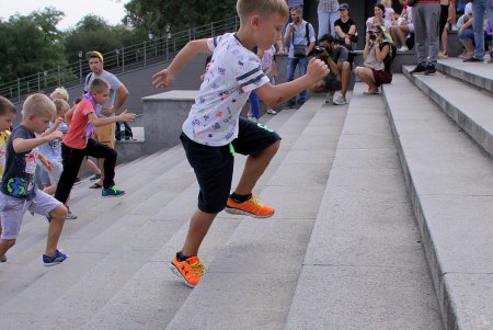 Вверх по Потемкинской лестнице: в центре Одессы устроили массовый забег (фоторепортаж)