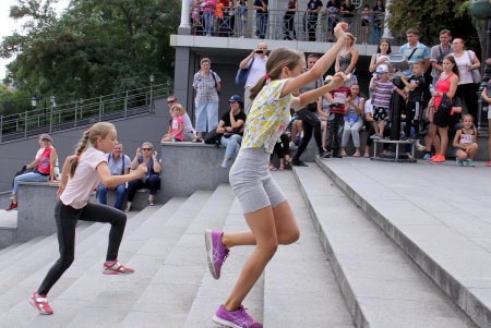 Вверх по Потемкинской лестнице: в центре Одессы устроили массовый забег (фоторепортаж)