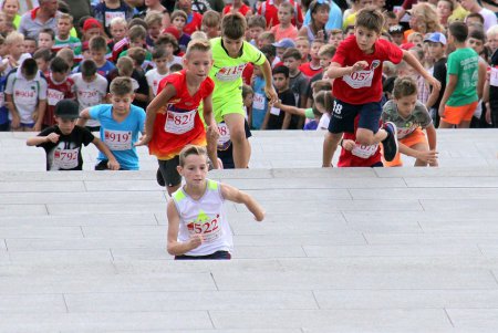 Вверх по Потемкинской лестнице: в центре Одессы устроили массовый забег (фоторепортаж)