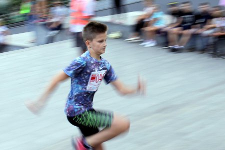Вверх по Потемкинской лестнице: в центре Одессы устроили массовый забег (фоторепортаж)