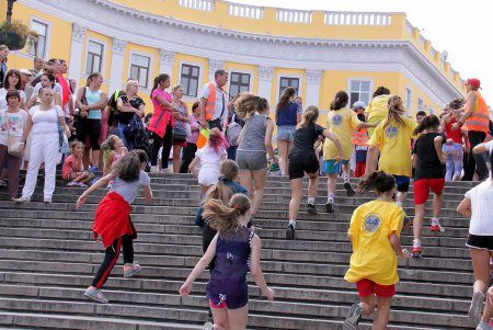 Вверх по Потемкинской лестнице: в центре Одессы устроили массовый забег (фоторепортаж)