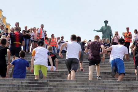 Вверх по Потемкинской лестнице: в центре Одессы устроили массовый забег (фоторепортаж)