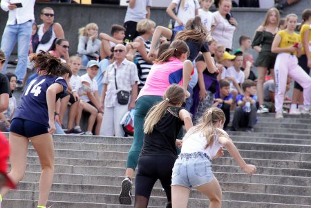 Вверх по Потемкинской лестнице: в центре Одессы устроили массовый забег (фоторепортаж)
